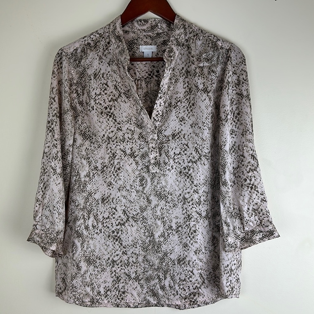 Chico’s Woman Size 1 US Size 8 Pullover Snake Skin quarter sleeve button closure